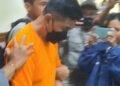 LBWP (54) pelaku pembunuhan di sebuah kontrakan di Meing Wetan, Ambarketawang, Gamoing, Sleman, DIY saat dibawa kepolisian di Aula Mapolresta Sleman, Kamis (6/11/2025).