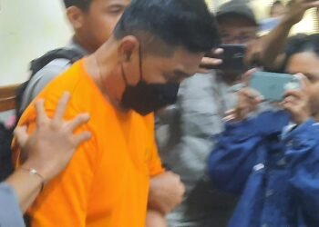 LBWP (54) pelaku pembunuhan di sebuah kontrakan di Meing Wetan, Ambarketawang, Gamoing, Sleman, DIY saat dibawa kepolisian di Aula Mapolresta Sleman, Kamis (6/11/2025).