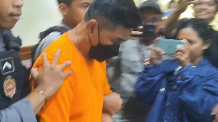 LBWP (54) pelaku pembunuhan di sebuah kontrakan di Meing Wetan, Ambarketawang, Gamoing, Sleman, DIY saat dibawa kepolisian di Aula Mapolresta Sleman, Kamis (6/11/2025).