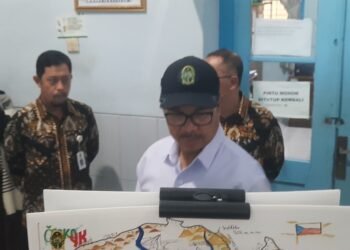 Wali Kota Yogyakarta Hasto Wardoyo saat mebgunjungi pameran lukisan di SMP 16 Yogyakarta, Jumat (7/11/2025).