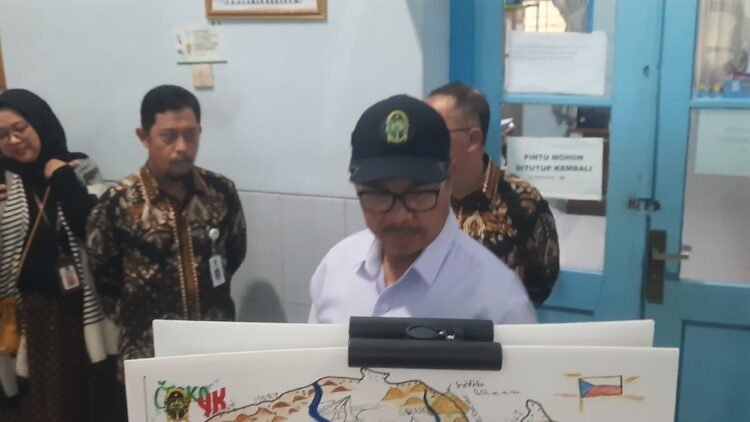 Wali Kota Yogyakarta Hasto Wardoyo saat mebgunjungi pameran lukisan di SMP 16 Yogyakarta, Jumat (7/11/2025).