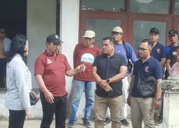 Wali Kota Yogyakarta Hasto Wardoyo saat melihat kondisi Pasar Ngasem, Kratin Yogyakarta, Minggu (9/11/2025).