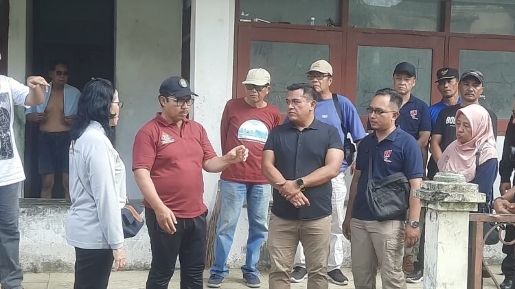 Wali Kota Yogyakarta Hasto Wardoyo saat melihat kondisi Pasar Ngasem, Kratin Yogyakarta, Minggu (9/11/2025).