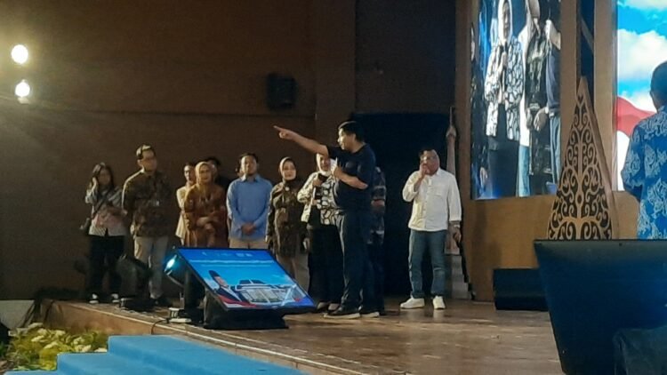 Menteri Perumahan dan Kawasan Permukiman Maruarar Sirait saat melakukan gelar perkara atas sejumlah permasalahan masyarakat yang mengalami kesulitan memiliki rumah di Sportorium UMY, Bantul, Minggu (9/11/2025).