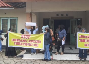 Sejumalah wali murid melakukan protes saat menghadiri koordinask relokasi pemindahan SD Nglarang, Tlogiadi, Mlati, Sleman, DIY, Senin (10/11/2025).