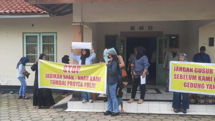 Sejumalah wali murid melakukan protes saat menghadiri koordinask relokasi pemindahan SD Nglarang, Tlogiadi, Mlati, Sleman, DIY, Senin (10/11/2025).