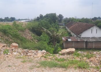 Kondisi sekolah SD Nglarang, Tlogoadi, Mlati, Sleman, DIY yang terdampak proyek tol Jogja-Solo, Senin (10/11/2025).