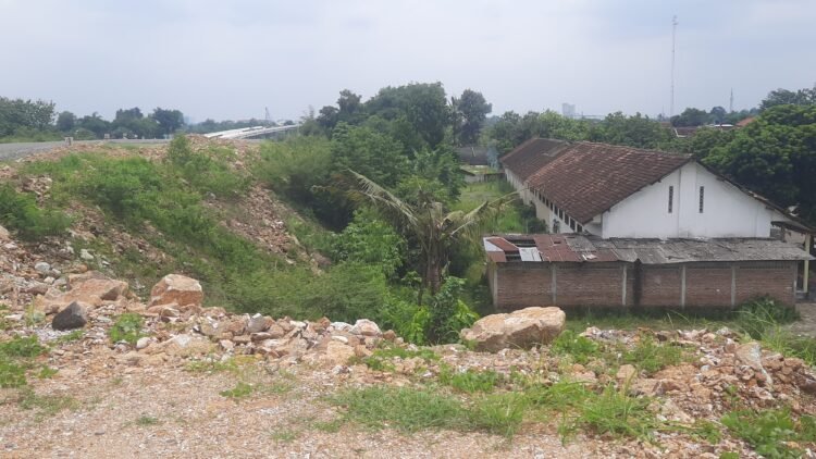 Kondisi sekolah SD Nglarang, Tlogoadi, Mlati, Sleman, DIY yang terdampak proyek tol Jogja-Solo, Senin (10/11/2025).