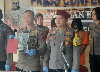 Polisi memperlihatkan barang bukti hasil pencurian dan penadahan sepeda motor di Mapolsek Depok Timur, Maguwoharjo, Depok, Sleman, DIY, Selasa (11/11/2025).