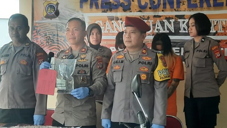 Polisi memperlihatkan barang bukti hasil pencurian dan penadahan sepeda motor di Mapolsek Depok Timur, Maguwoharjo, Depok, Sleman, DIY, Selasa (11/11/2025).