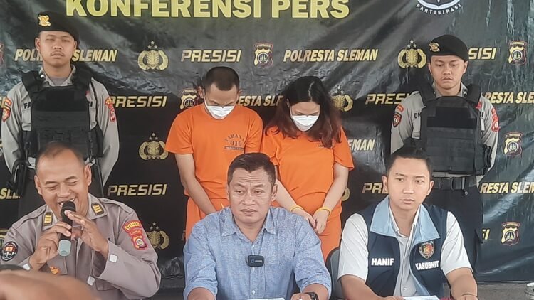 Jumpa pers kasus pembuangan bayi oleh Pelaku BRI (28) dan DAJ (21) di Sumberharjo Prambanan, Sleman, DIY di Mapolresta Sleman, Kamis (13/11/2025).