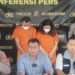 Jumpa pers kasus pembuangan bayi oleh Pelaku BRI (28) dan DAJ (21) di Sumberharjo Prambanan, Sleman, DIY di Mapolresta Sleman, Kamis (13/11/2025).