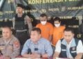 Sepasang kekasih asal Papua pembuang bayi di Wedomartani, Ngemplak, Sleman saat dibawa dalam jumpa pers di Mapolresta Sleman, Kamis (13/11/2025).