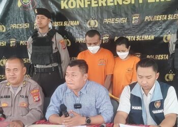 Sepasang kekasih asal Papua pembuang bayi di Wedomartani, Ngemplak, Sleman saat dibawa dalam jumpa pers di Mapolresta Sleman, Kamis (13/11/2025).