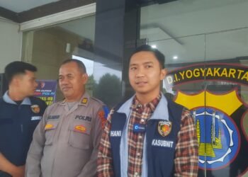PS Kanit Pidum Satreskrim Polresta Sleman Ipda Hanif Aqil saat memberikan keterangan terkait pemukulan driver ojek online di Mapolresta Sleman, Krapyak, Triharjo, Sleman, DIY, Rabu (19/11/2025).