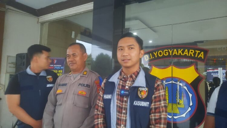 PS Kanit Pidum Satreskrim Polresta Sleman Ipda Hanif Aqil saat memberikan keterangan terkait pemukulan driver ojek online di Mapolresta Sleman, Krapyak, Triharjo, Sleman, DIY, Rabu (19/11/2025).