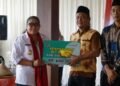 Bupati Gunungkidul Endah Subekti memberikan secara simbolis Bantuan Tunai Langsung kepada petani tembakau