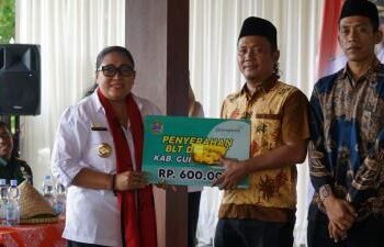 Bupati Gunungkidul Endah Subekti memberikan secara simbolis Bantuan Tunai Langsung kepada petani tembakau