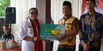 Bupati Gunungkidul Endah Subekti memberikan secara simbolis Bantuan Tunai Langsung kepada petani tembakau
