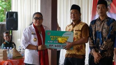 Bupati Gunungkidul Endah Subekti memberikan secara simbolis Bantuan Tunai Langsung kepada petani tembakau
