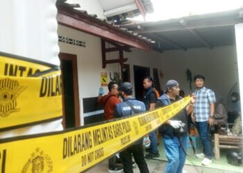 Polisi lakukan olah Tempat Kejadian Perkara (TKP) di lokasi kematian wanita di Ambarketawang, Gamping, Sleman, DIY, Selasa (4/11/2025).