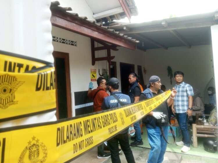 Polisi lakukan olah Tempat Kejadian Perkara (TKP) di lokasi kematian wanita di Ambarketawang, Gamping, Sleman, DIY, Selasa (4/11/2025).
