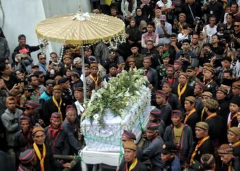 Pemakaman Raja Keraton Surakarta Pakubuwono XIII di kompleks pemakaman raja-raja Mataram di Imogiri