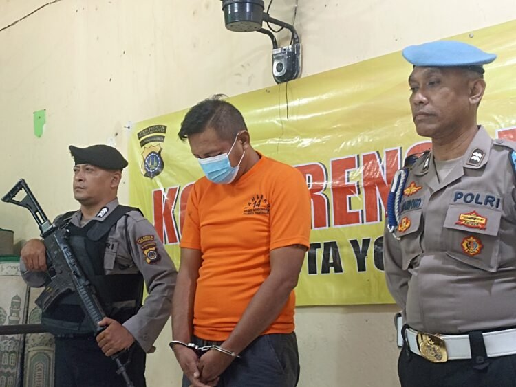 Tersangka DY saat dihadirkan dalam konferensi pers di Mapolsek Gondomanan, Kota Yogyakarta, Selasa (18/11/2025).