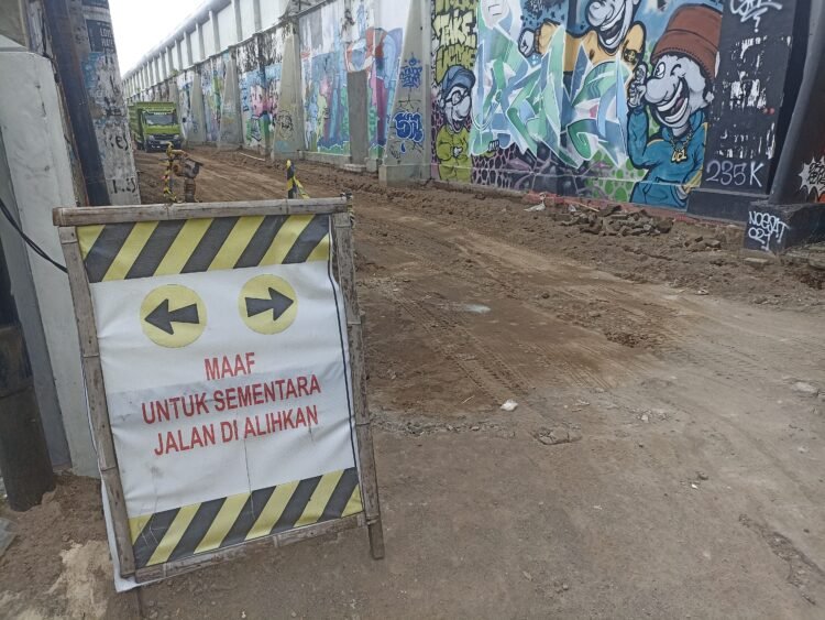 Pemeliharaan berkala di Jalan Sadewa yang berada di sebelah selatan Lapas Kelas IIA Yogyakarta sedang berproses dikerjakan.