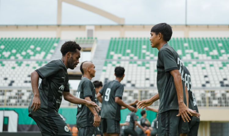 para pemain PSS Sleman tengah berlatih mempersiapkan lanjutan laga dalam kompetisi Championship 2025/2026