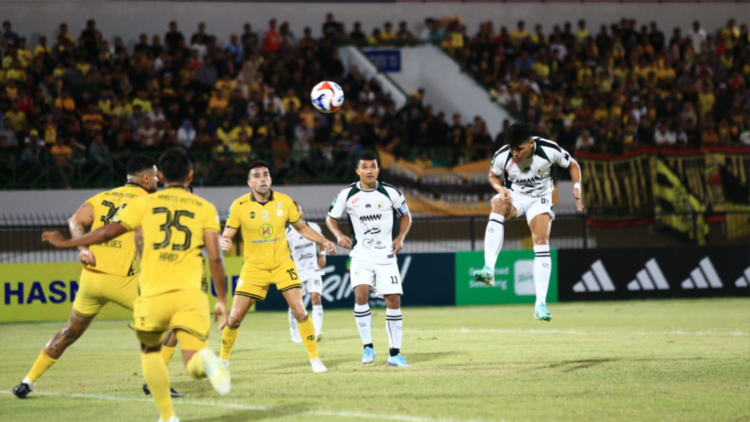 Pemain PSS Sleman Irvan Mofu menyundul bola ke arah gawang Barito Putera. Dalam laga akhir putaran pertama Championship tersebut PSS Sleman mampu mengamankan posisi pemuncak klasemen grup 2