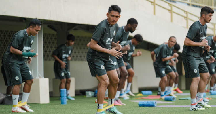 Para penggawa PSS Sleman tengah berlatih di Stadion Maguwoharjo, Sleman.