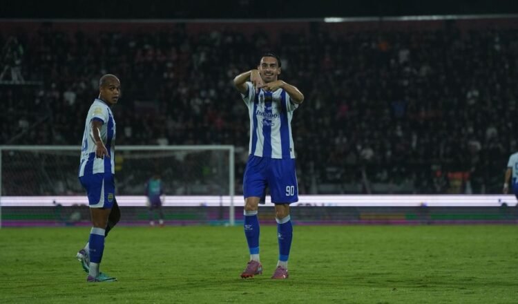 Pemain Persib Bandung melakukan selebrasi usai melesakkan gol ke gawang Bali United dalam lanjutan kompetisi Super Leagie 2025/2026