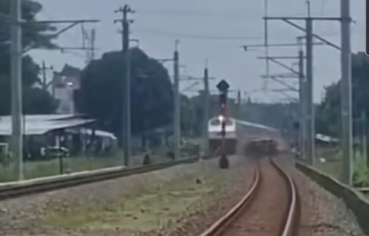 Kereta api 161 Bangunkarta alami kecelakaan di perlintasan antara Stasiun Brambanan dan Maguwo, Selasa (4/11/2025).