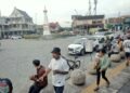 Wisatawan melintas di kawasan Tugu Yogyakarta.