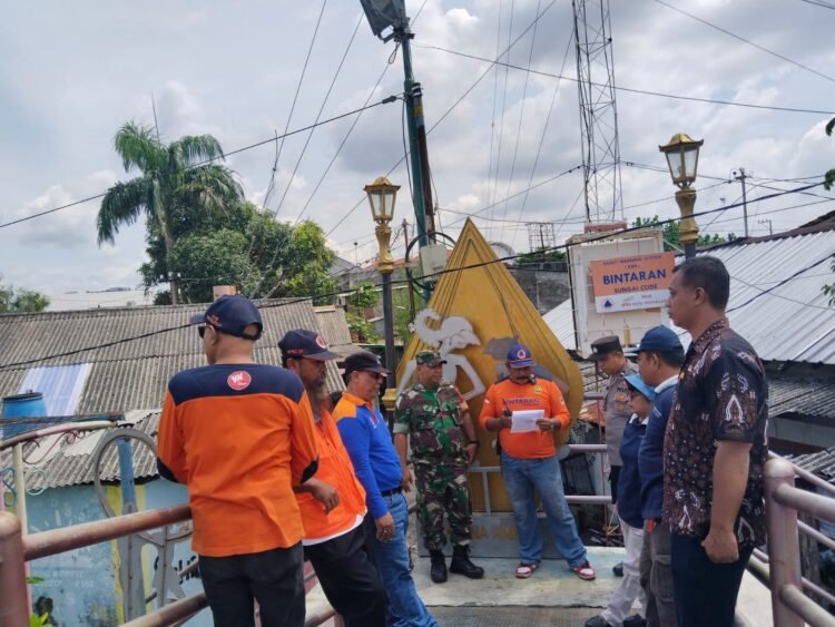 Pemantauan sistem operasional EWS Sungai Code di Kampung Bintaran, Kelurahan Wirogunan, Mergangsan, Kota Yogyakarta, Selasa (4/11/2025).