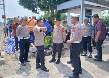 Jajaran Polresta Sleman dan Polsek Prambanan melakukan olah tempat kejadian perkara kecelakaan di perlintasan kereta api JPL 320, Jalan Raya Piyungan-Prambanan, Kalurahan Bokoharjo, Kapanewon Prambanan, Sleman pada Selasa (4/11/2025). (Dok. Polresta Sleman)