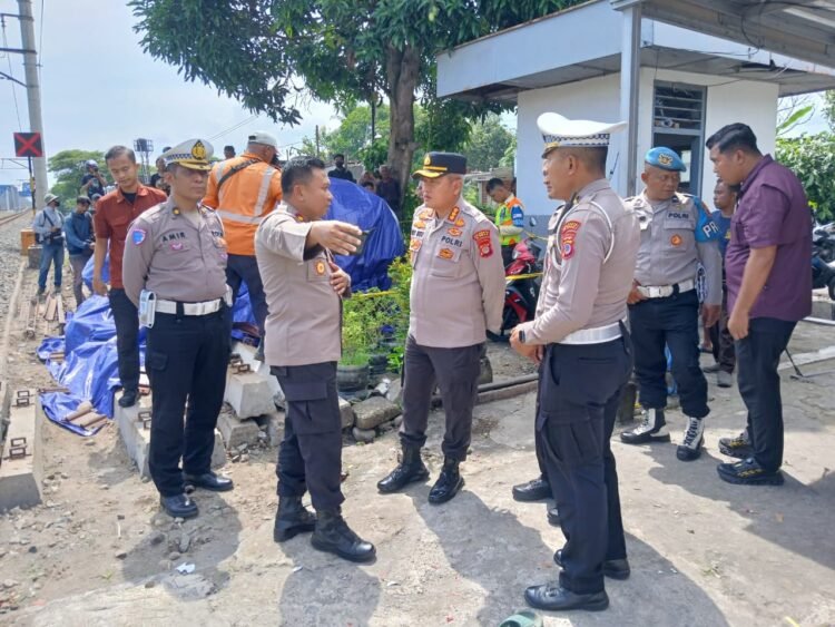Jajaran Polresta Sleman dan Polsek Prambanan melakukan olah tempat kejadian perkara kecelakaan di perlintasan kereta api JPL 320, Jalan Raya Piyungan-Prambanan, Kalurahan Bokoharjo, Kapanewon Prambanan, Sleman pada Selasa (4/11/2025). (Dok. Polresta Sleman)