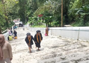 Sejumlah warga tampak memadati kawasa Makam Raja-raja Imogiri di Bantul jelang pemakaman Raja Keraton Surakarta Paku Buwono XIII, Rabu (5/11/2025)