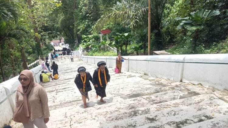 Sejumlah warga tampak memadati kawasa Makam Raja-raja Imogiri di Bantul jelang pemakaman Raja Keraton Surakarta Paku Buwono XIII, Rabu (5/11/2025)