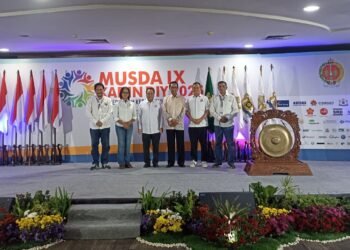 Gubernur DIY, Sri Sultan Hamengku Buwono X, didampingi para pengurus Kadin DIY dalam pembukaan Musda IX Kadin DIY di Jogja Expo Center (JEC), Sabtu (8/11/2025).