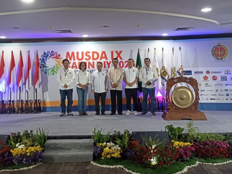 Gubernur DIY, Sri Sultan Hamengku Buwono X, didampingi para pengurus Kadin DIY dalam pembukaan Musda IX Kadin DIY di Jogja Expo Center (JEC), Sabtu (8/11/2025).