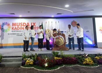 Gubernur DIY, Sri Sultan Hamengku Buwono X, memukul gong sebagai simbol pembukaan Musda IX Kadin DIY di Jogja Expo Center (JEC), Sabtu (8/11/2025).