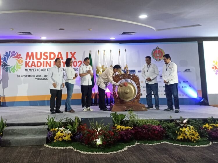 Gubernur DIY, Sri Sultan Hamengku Buwono X, memukul gong sebagai simbol pembukaan Musda IX Kadin DIY di Jogja Expo Center (JEC), Sabtu (8/11/2025).