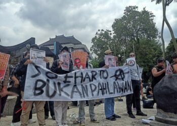 Aksi massa menolak penetapan Soeharto sebagai pahlawan nasional di depan Monumen Tentara Keamanan Rakyat (TKR), Yogyakarta, Senin (10/11/2025).