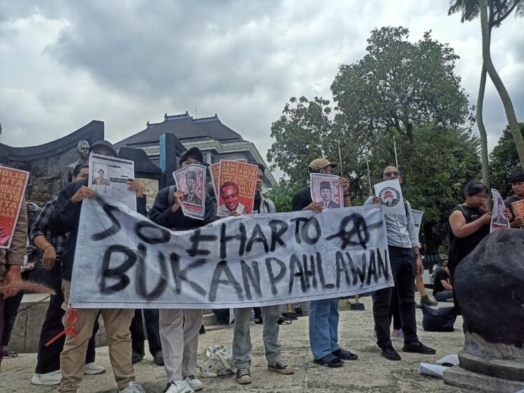 Aksi massa menolak penetapan Soeharto sebagai pahlawan nasional di depan Monumen Tentara Keamanan Rakyat (TKR), Yogyakarta, Senin (10/11/2025).