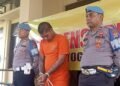 Buronan kasus penganiayaan dihadirkan dalam konferensi pers di Mapolsek Jetis, Senin (10/11/2025).