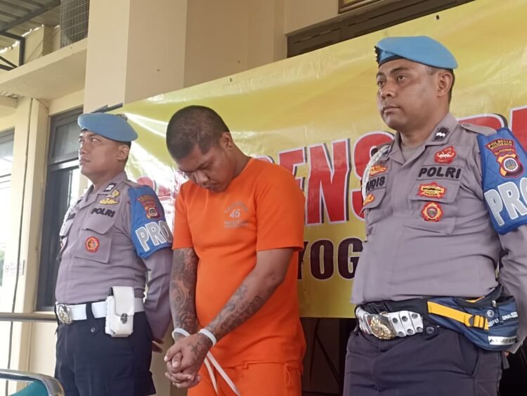 Buronan kasus penganiayaan dihadirkan dalam konferensi pers di Mapolsek Jetis, Senin (10/11/2025).