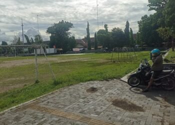 Warga beraktivitas di Lapangan Minggiran, Mantrijeron, Kota Yogyakarta.
