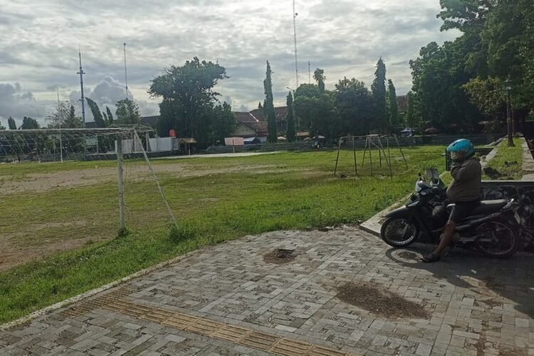Warga beraktivitas di Lapangan Minggiran, Mantrijeron, Kota Yogyakarta.